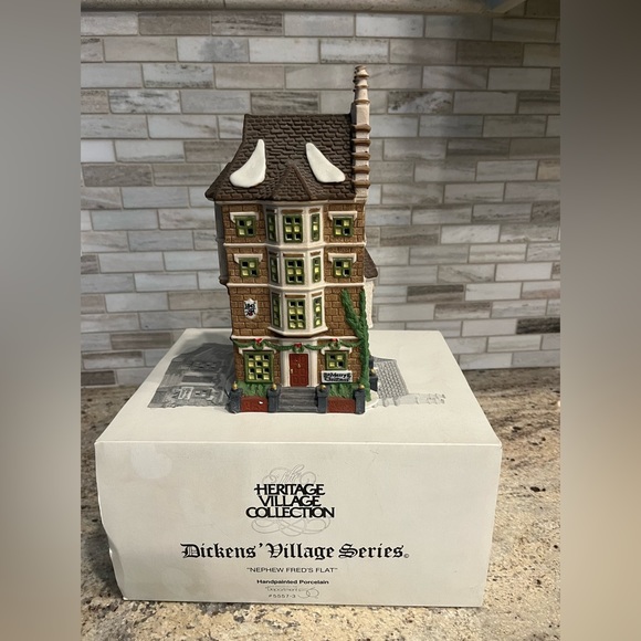 Heritage Village Collection Dickens Village Series - Picture 1 of 4